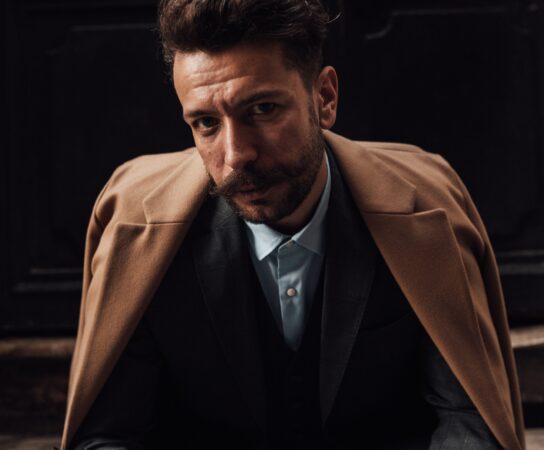 Jakie dodatki wybrać do eleganckiego stroju?