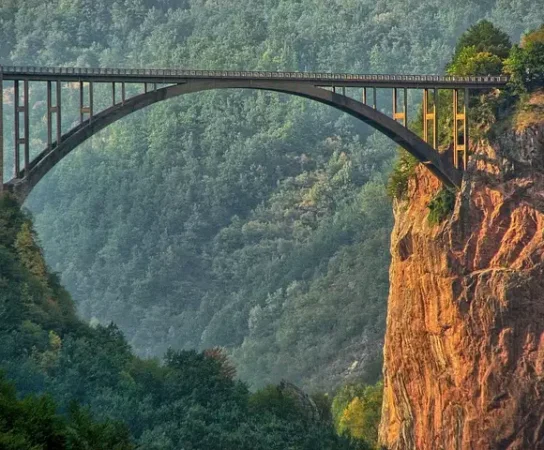 Jak dobrać odpowiednie wsporniki pod płyty tarasowe?