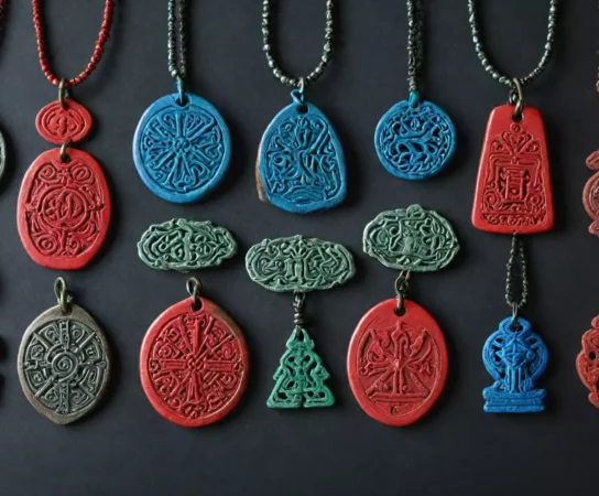 Symbolika kolorów w amuletach ochronnych